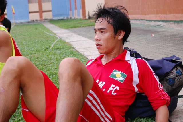 Ở Sông Lam Nghệ An, Hoàng được Ban huấn luyện rất tin tưởng giao cho chiếc băng đội trưởng đội bóng xứ Nghệ...